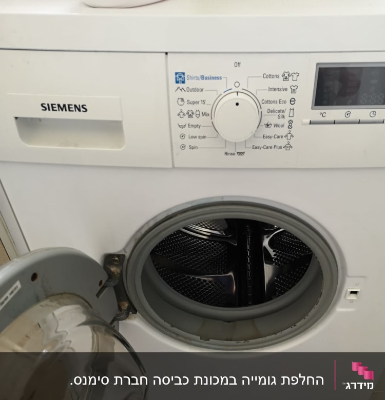 מכונת כביסה פתוחה עם לוח בקרה ותוכניות כביסה